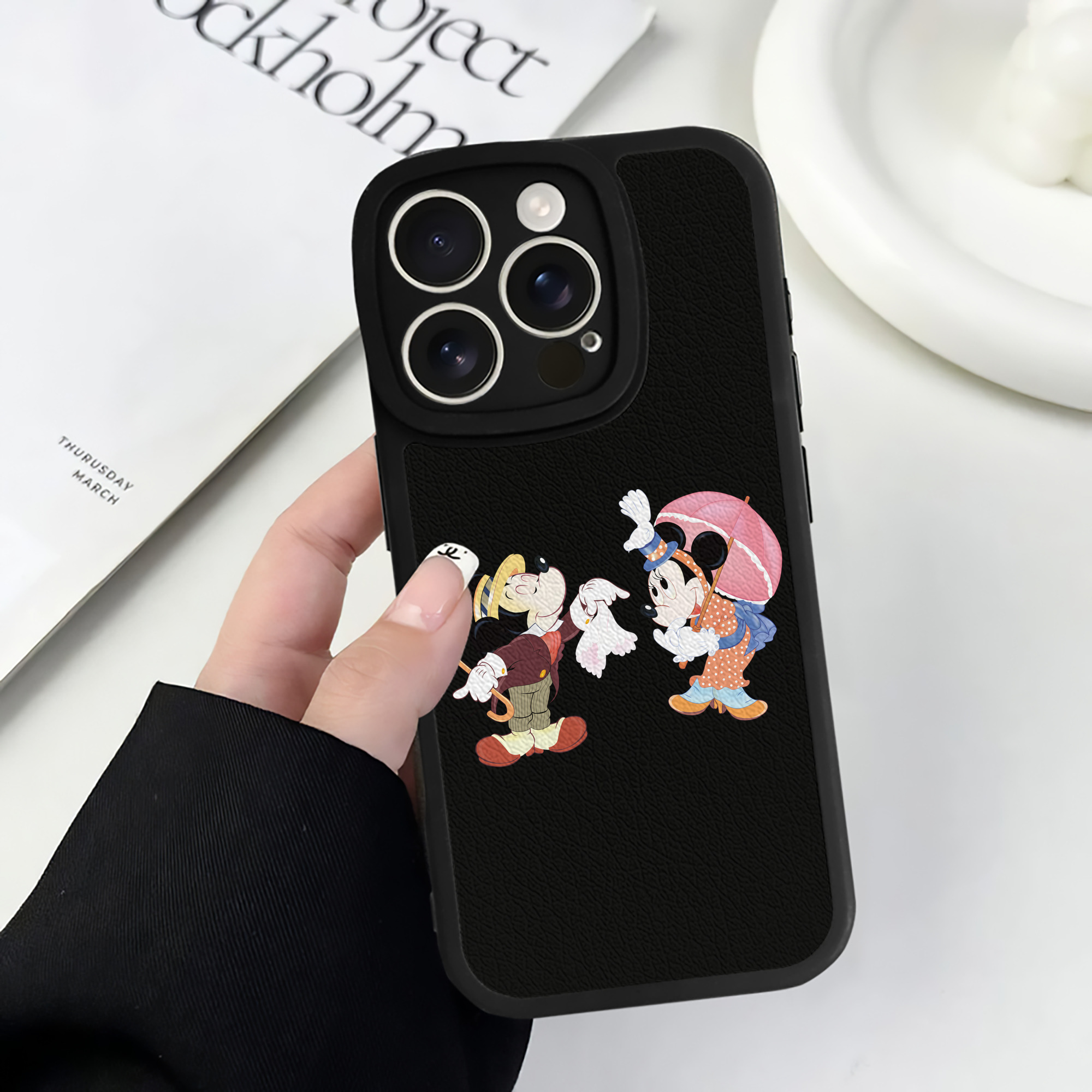 （画像用） ミッキーマウス Mickey Mouse 【iPhone 16シリーズ対応】シリコンスマホケース（レザー調） 材質：シリコン